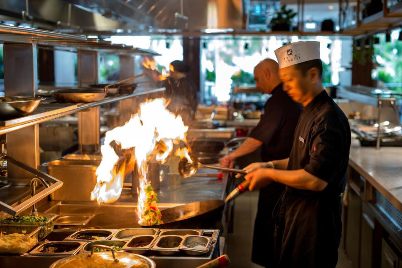 โรงแรมอิสโรเทลคิงโซโลโมน เอลัต ภายนอก รูปภาพ A wok being used in a restaurant