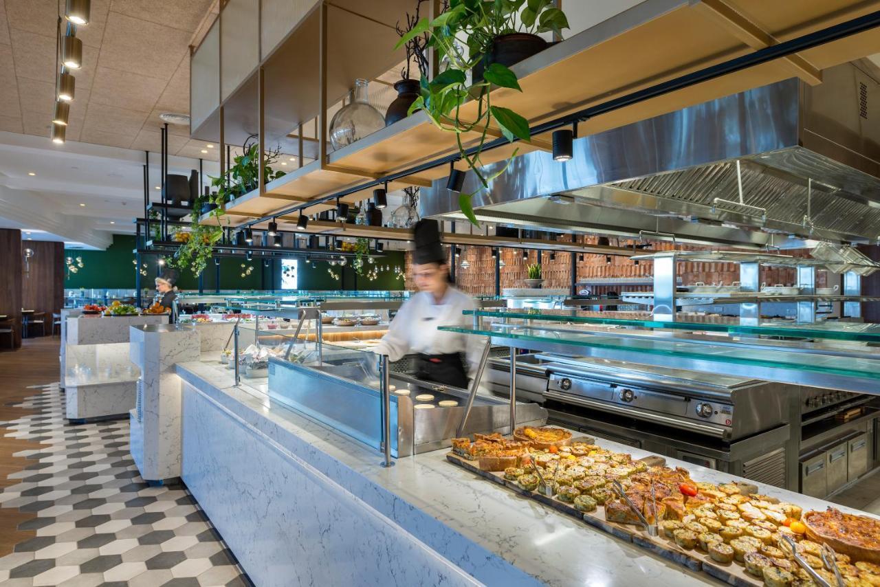 โรงแรมอิสโรเทลคิงโซโลโมน เอลัต ภายนอก รูปภาพ The buffet at the restaurant